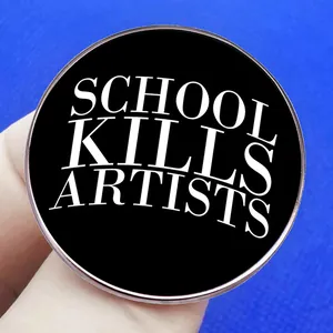 Spilla rotonda nera School Kills Artists in metallo con testo slogan bianco