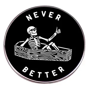 Spilla in Smalto Never Better Bara con Scheletro Distintivo Rotondo Bianco e Nero Teschio Pollicione in Su Spilla in Metallo Accessorio Halloween
