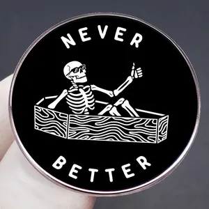 Spilla smaltata Never Better con scheletro in una bara e umorismo in bianco e nero