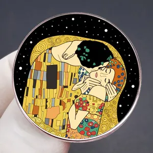 Badge rond en métal avec le tableau Le Baiser de Gustav Klimt aux tons dorés