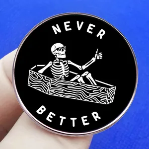Spilla smaltata Never Better con scheletro in una bara, finitura in bianco e nero