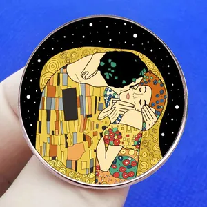 Insigne métallique rond Le Baiser de Gustav Klimt avec motif peinture à l'huile