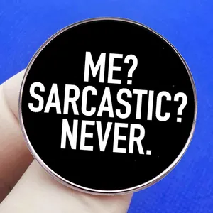 Badge rond en métal avec citation sarcastique ME? SARCASTIC? NEVER. sur fond noir