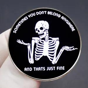 Pin's rond en émail noir avec squelette et citation sur le fait de n'être nulle part