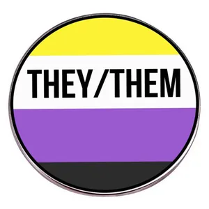 Pin circular de orgullo no binario con pronombres they/them y rayas de colores de bandera
