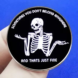 Broche ronde en émail avec un squelette haussant les épaules et un texte punk drôle