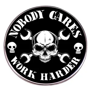 Spilla Smaltata Nobody Cares Work Harder Teschio Con Chiavi Inglesi Incrociate Distintivo In Metallo Biker Industriale Motivazionale Gioielli