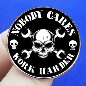 Spilla Nobody Cares Work Harder con teschio e chiavi inglesi su sfondo blu scuro