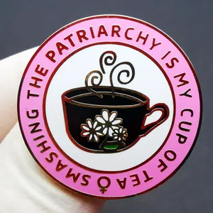 Pin's Émaillé Féministe Smashing The Patriarchy Rond Alliage Tasse à Thé Fleur Broche Badge Bijoux Cadeau pour Femmes