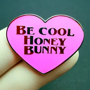 Pin esmaltado corazón rosa con texto Be Cool Honey Bunny para ropa y accesorios