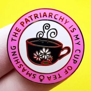 Broche féministe en émail avec motif de tasse de thé sur un fond jaune vif