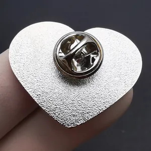 Parte posterior de pin de corazón plateado con acabado texturizado y cierre de mariposa