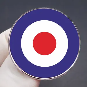 Spilla in metallo della Royal Air Force con design smaltato rosso, bianco e blu