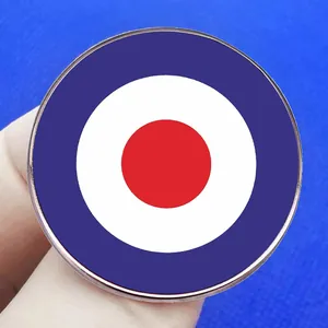 Distintivo tondo stile RAF con simbolo a cerchi rosso bianco e blu tenuto in mano