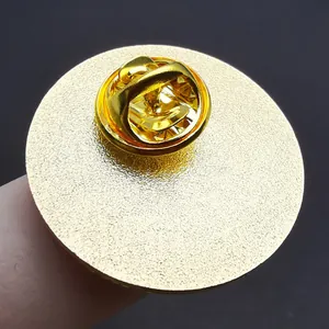 Fermoir papillon doré et épingle en métal pour broche sur un fond noir élégant