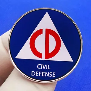 Spilla in metallo della Protezione Civile USA con sfondo blu e logo CD rosso nel triangolo