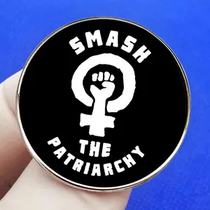 Spilla Smash the Patriarchy con pugno femminile su distintivo tondo in metallo nero lucido
