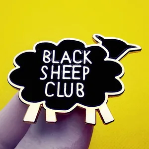 Insigne en émail Black Sheep Club en alliage métallique sur un fond jaune vif éclatant