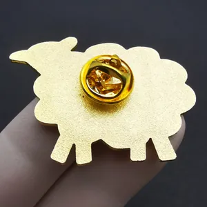 Broche en métal doré en forme de mouton avec finition mate et fermoir papillon
