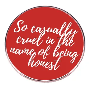Pin de Esmalte Redondo Rojo Con Cita de Letra en Inglés So Casually Cruel In The Name Of Being Honest Broche de Metal Joyería