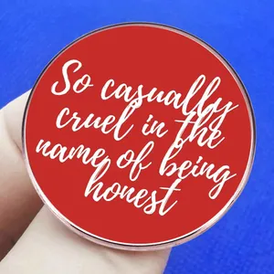 Pin de esmalte rojo con frase 'So casually cruel in the name of being honest' grabada