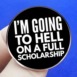 Runder Emaille-Pin in Schwarz mit Roségold-Rand und englischem Spruch I'm going to hell
