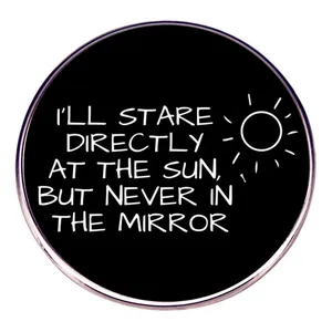 Broche de esmalte negro con letras de canciones y diseño de sol en marco metálico