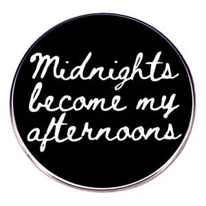 Pin esmaltado Midnights de Taylor Swift con diseño circular negro y letras blancas