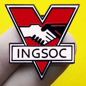 Épingle émaillée INGSOC avec logo poignée de main et design V rouge sur fond jaune