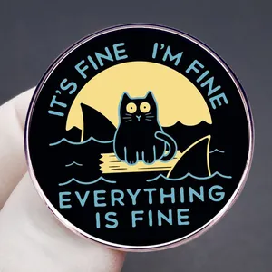 Spilla gatto nero dei cartoni animati con testo It's Fine I'm Fine