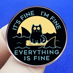 Spilla in smalto con gatto nero e scritta Everything is Fine su tessuto blu