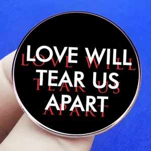 Spilla Joy Division Love Will Tear Us Apart in smalto nero con bordo in metallo argento