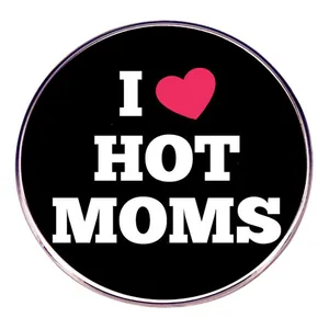 Pin redondo de esmalte negro con eslogan 'I Love Hot Moms' y gráfico de corazón rosa
