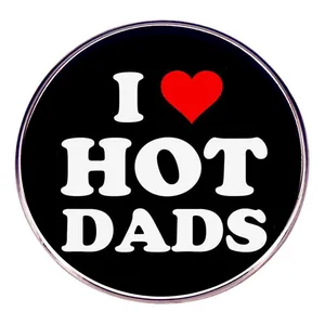 Pin divertido I Love Hot Dads redondo negro con corazón rojo para ropa y mochilas
