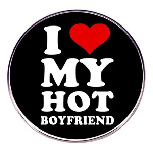 Chapa redonda con texto I Love My Hot Boyfriend y corazón rojo sobre fondo negro