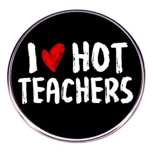 Detalle del pin I Love Hot Teachers con texto blanco sobre un fondo negro liso