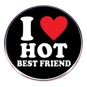 Primer plano detallado de una chapa negra redonda con texto I Heart My Hot Best Friend