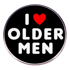 Vista de cerca del pin redondo con frase I Love Older Men y símbolo de corazón rojo
