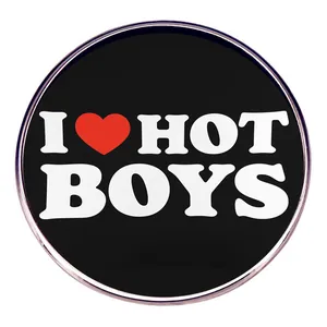 Primer plano de una chapa redonda negra con texto I Love Hot Boys y un corazón rojo