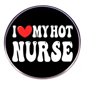 Detalle de un pin redondo negro con texto I Love My Hot Nurse e icono de corazón rojo