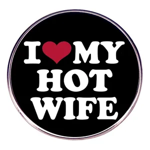 Primer plano del pin redondo negro con texto I Love My Hot Wife y corazón rojo vivo