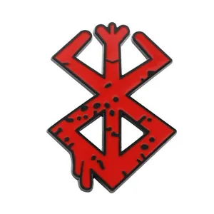 Berserk Brand of Sacrifice Emaille-Anstecknadel mit rotem Blut-Effekt auf weißem Grund