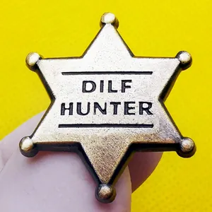 Badge étoile argenté rétro gravé DILF HUNTER avec des pointes d'étoile de shérif