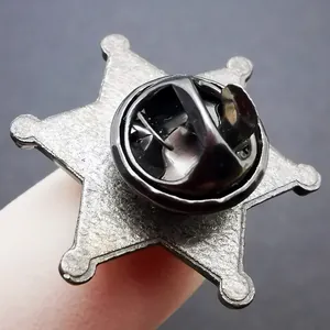 Badge étoile hexagonale en argent vieilli avec fermoir papillon et texture mate