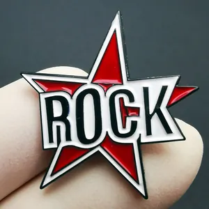 Rockband stervormige emaille pin badge in rood en zwart voor echte muziekfans
