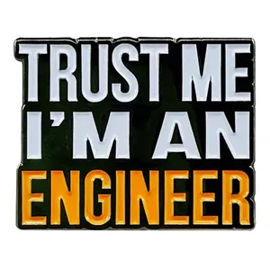 Badge émaillé Trust Me I'm An Engineer avec fond noir et bordure en métal argenté