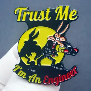 Détails de l'insigne en émail loup avec inscription Trust Me I'm An Engineer