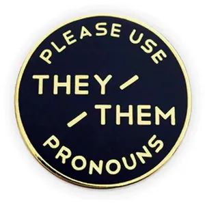 Broche redondo de esmalte con borde dorado y texto "PLEASE USE THEY / THEM PRONOUNS" en negro