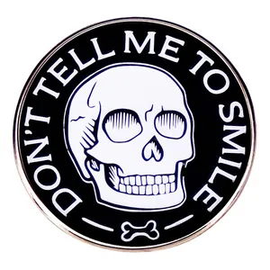 Spilla Don't Tell Me To Smile in Smalto Teschio Femminista Distintivo in Metallo per Abbigliamento Zaini Slogan Gioielli Regalo