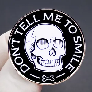 Spilla smaltata Don't Tell Me To Smile con teschio e finiture in oro rosa